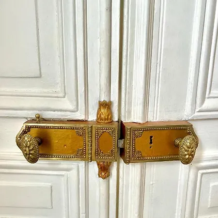 Bassano Apartment Paris